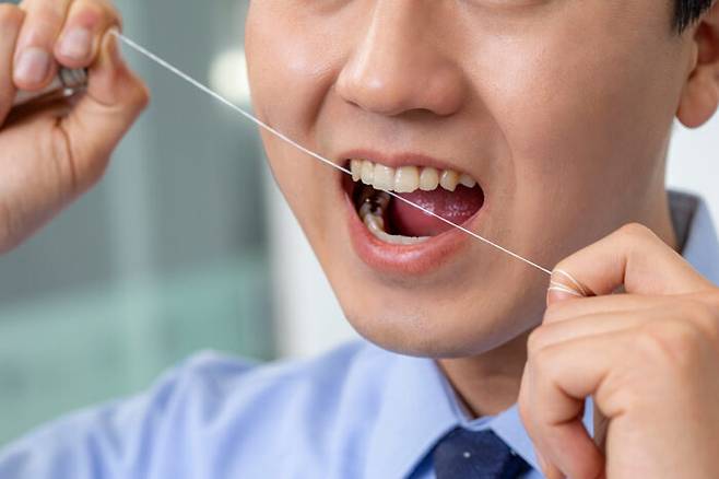 양치질을 꼼꼼히 하고 치실을 사용하는데도 치아와 잇몸에 문제가 생긴다면, 자신의 치아 관리를 다시 체크해봐야 한다. [사진=클립아트코리아]