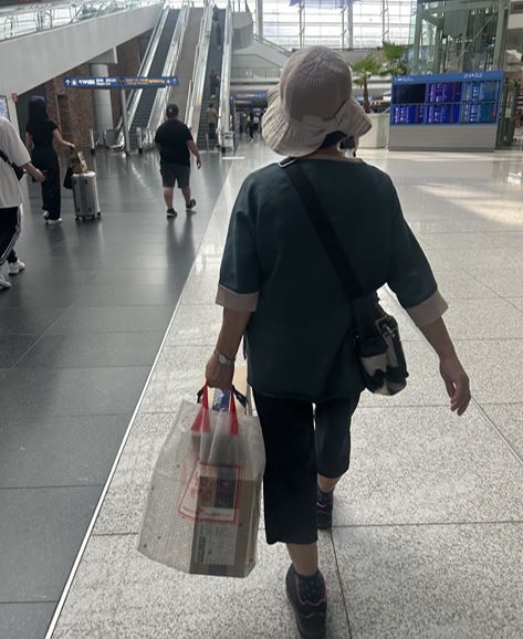 지난 26일 지하철 실버택배원 전모(71)씨가  인천공항에 물건을 배달하고 있다/소가윤 기자