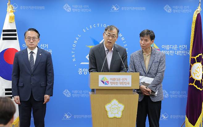 윤재수 중앙선거관리위원회 선거정책실장이 6·3 지방선거 본투표일인 3일 경기 과천 중앙선관위에서 투표용지 부족 사태 관련 대국민 사과 및 현장 브리핑을 하고 있다. 연합뉴스