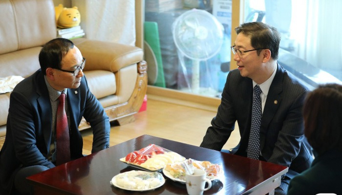 북한 억류자 가족 만난 천해성 차관