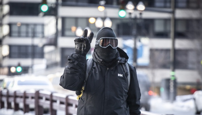 스키 마스크 착용하고 출근하는 시카고 시민
