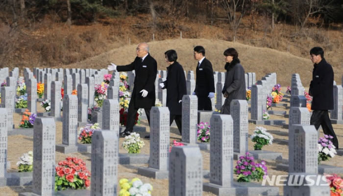 대전현충원 찾은 피우진 국가보훈처장