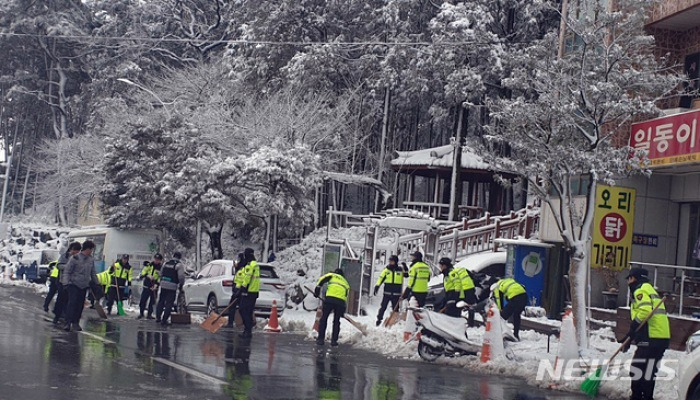 눈 때문에 통제된 도로 제설작업