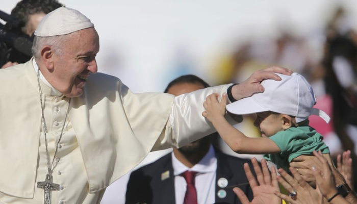 어린이 축복하는 프란치스코 교황