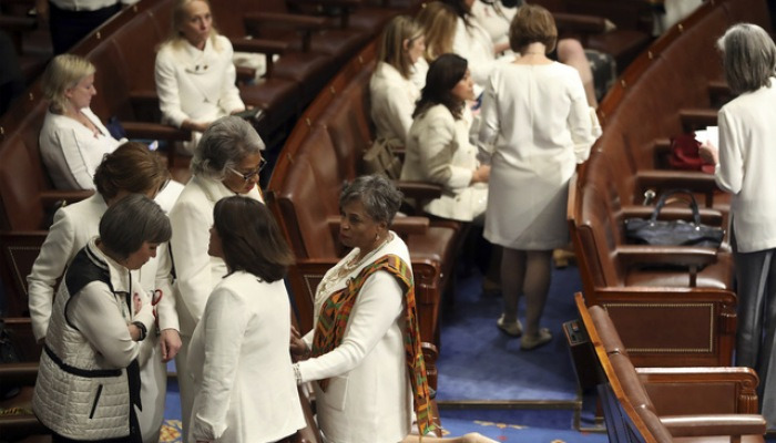 美민주당 여성의원들, 반트럼프 연대 의미로 '흰색 옷' 입어