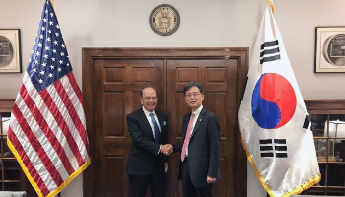 미 상무부 장관과 악수 나누는 김현종 통상교섭본부장