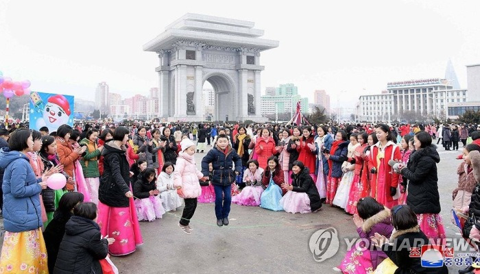 설명절 즐기는 북한 시민들