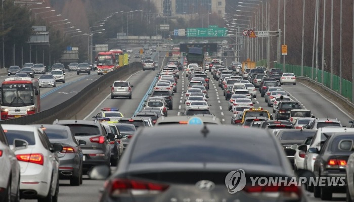 귀경 차량으로 꽉 막힌 도로