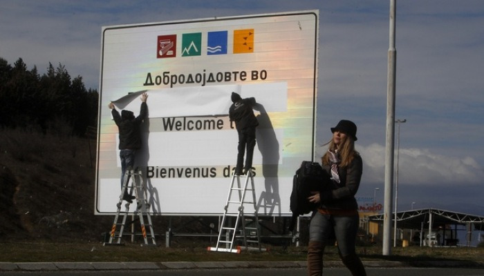 표지판 국명 '북마케도니아'로 교체하는 작업자들