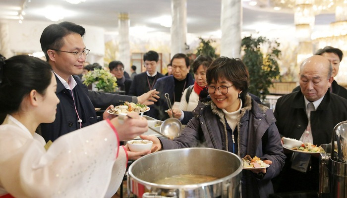 금강산호텔서 점심식사하는 남측 대표단