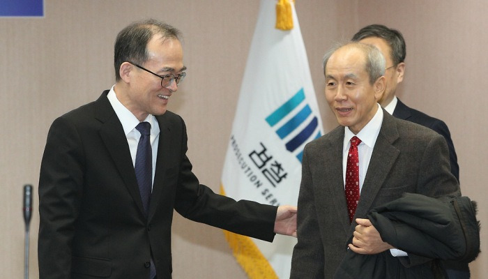 밝은 표정으로 검찰미래위원회 발족식 참석하는 문무일 총장-윤성식 명예교수