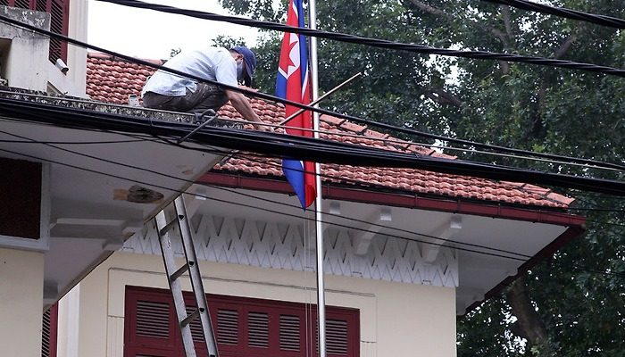 북미정상회담 앞두고 외벽청소