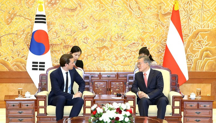 오스트리아 총리와 대화 나누는 문재인 대통령