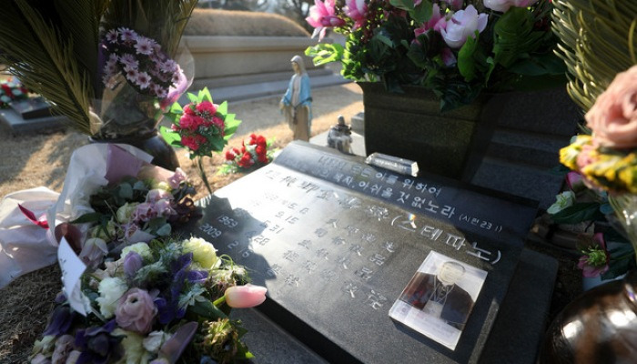 김수환 추기경 선종 10주기, 묘소에 놓은 꽃