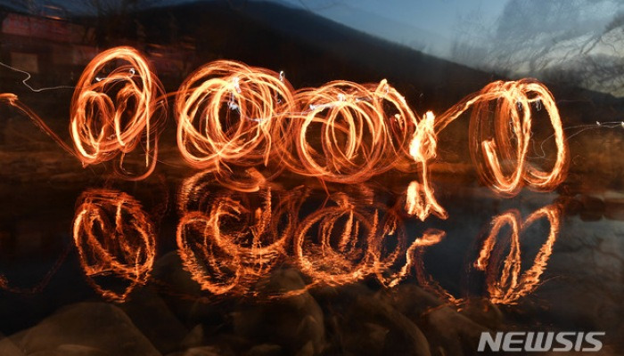 '힘차게 돌려라' 광주서 쥐불놀이