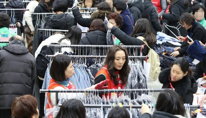 붐비는 교복 나눔 장터