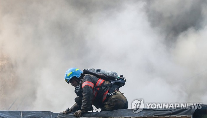 연기 속 사투 벌이는 소방대원