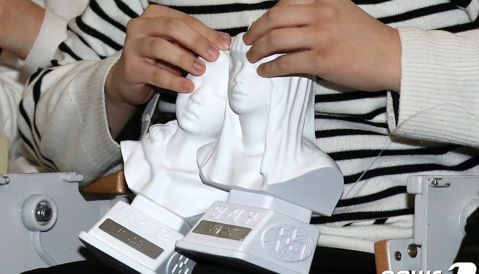 '친구와 나의 만지는 졸업사진'