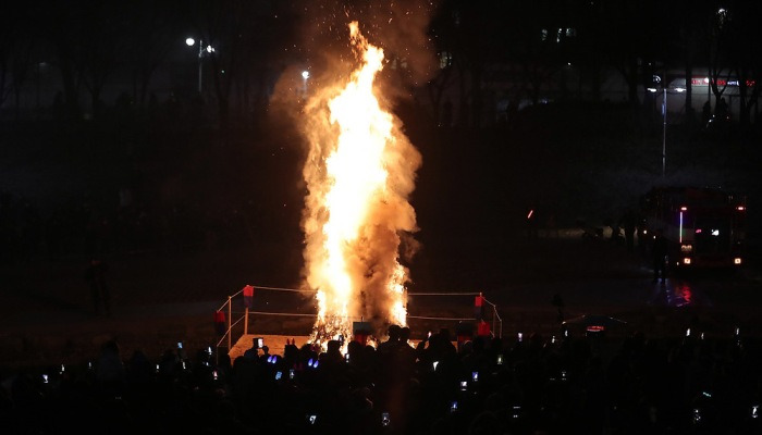 활활 타오르는 달집