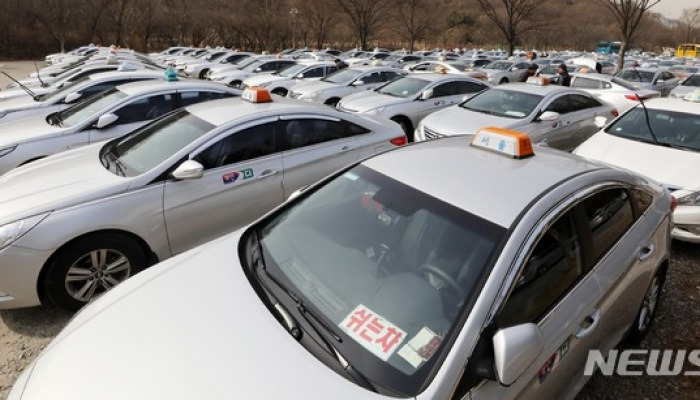 미터기 교체 위해 대기하고 있는 택시들