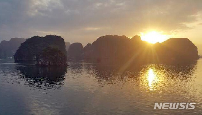 베트남 하롱베이의 석양