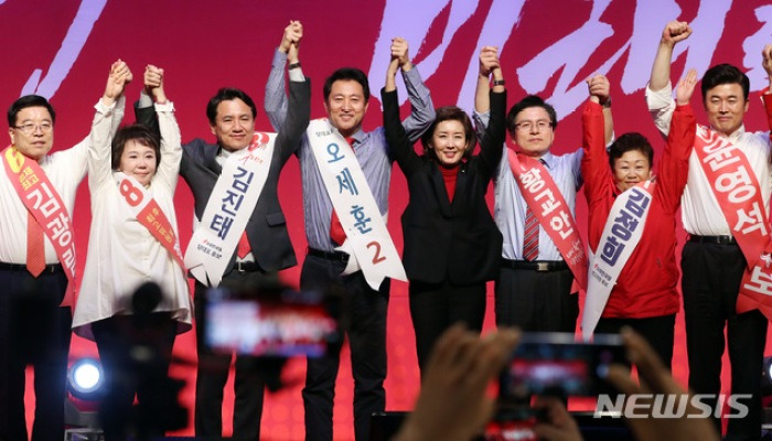 후보자 손 잡은 나경원 원내대표