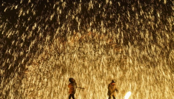 녹은 쇳물로 만든 환상적인 '불꽃 비'