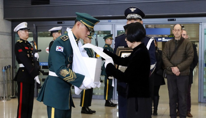 유해영접하는 피우진 국가보훈처장