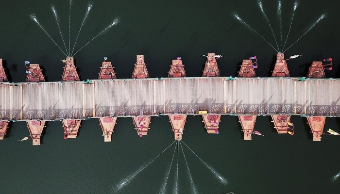 힘차게 물 내뿜는 분수