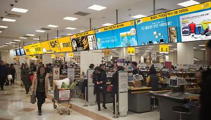 쇼핑객으로 붐비는 이마트 매장