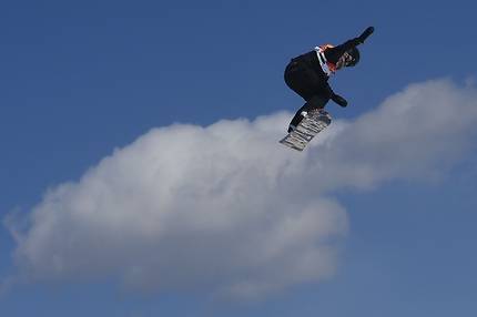 12일 한 선수가 휘닉스파크에서 열린 평창 동계올림픽 대회 여자 스노보드 결선 경기를 하고 있다. /AFPBBNews=뉴스1