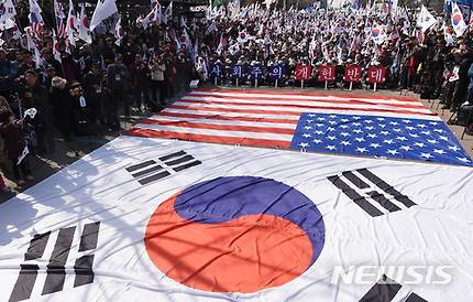 【수원=뉴시스】이정선 기자 = 17일 오후 경기 수원 올림픽공원에서 열린 ‘박근혜대통령 무죄석방 촉구 집회’에서 참가자들이 구호를 외치고 있다. 2018.03.17. ppljs@newsis.com