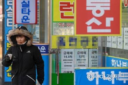 지난해에 이어 서울 부동산 시장이 정부의 대책에도 아랑곳 없이 상승세를 이어가고 있는 3일 서울 송파구 한 부동산중개업소 밀집상가에 부동산 매매 및 전월세 가격이 붙어 있다./강진형 기자aymsdream@