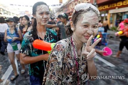 송끄란 물축제 즐기는 관광객들 [로이터=연합뉴스 자료사진]