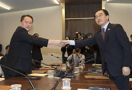 조명균 통일부 장관(오른쪽)과 리선권 북한 조국평화통일위원회 위원장이 1일 오후 판문점 남측 평화의집에서 열린 '남북고위급회담'을 마친 뒤 공동보도문을 교환한 후 악수하고 있다. 2018.6.1/뉴스1 © News1 사진공동취재단