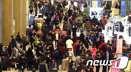 인천국제공항 입국장이 여행을 마친 여행객과 관광객으로 북적이고 있다. © News1 황기선 기자