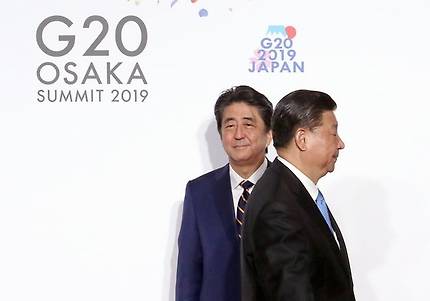 시진핑 중국 국가주석이 28일 오전 인텍스 오사카에서 열린 G20 정상회의 공식환영식에서 의장국인 일본 아베 신조 총리와 기념촬영 한 뒤 이동하고 있다. [연합뉴스]