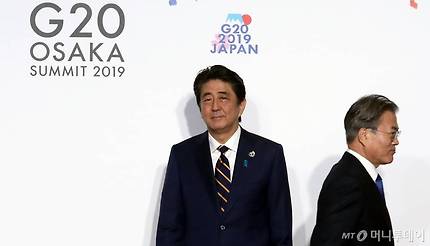 【오사카(일본)=뉴시스】 박진희 기자 = 문재인 대통령이 6월28일 오전 인텍스 오사카에서 열린 G20 정상회의 공식환영식에서 의장국인 일본 아베 신조 총리와 악수한 뒤 행사장으로 향하고 있다. / 사진=뉴시스