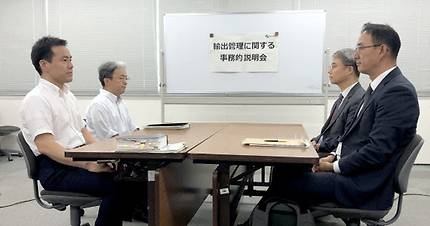 일본 정부의 한국 수출 규제 강화 조치와 관련한 양국 과장급 첫 실무회의에 참석한 산업통상자원부의 전찬수 무역안보과장(오른쪽부터)·한철희 동북아 통상과장이 12일 도쿄 지요다구 경제산업성 별관 1031호실에서 일본 측 대표인 이와마쓰 준(岩松潤) 무역관리과장(왼쪽부터)·이가리 가쓰로(猪狩克郞) 안전보장무역관리과장과 마주 앉아 있다. 연합뉴스