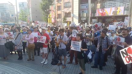 ‘화이트리스트 한국 제외’ 결정 이후 한국 시민들의 ‘노(NO) 아베’ 항의집회 움직임에 연대하는 일본 시민들이 4일 오후 도쿄 신주쿠 아루타 마에에서 ‘아베 반대’ 집회를 열고 있다. 도쿄/연합뉴스