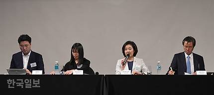 2부 ‘데이터 주권’ 토론회에서 박영선(오른쪽 두 번째) 중소벤처기업부 장관이 기조연설을 하고 있다. 서재훈 기자