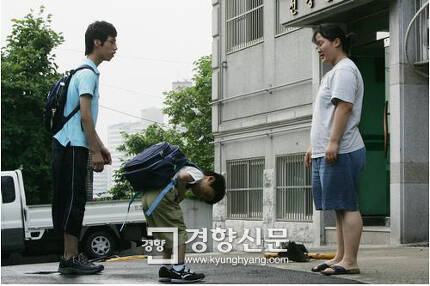 특수학교에 다니는 형제가 집을 나서며 인사를 하고 있다. (2007년) /강윤중 기자
