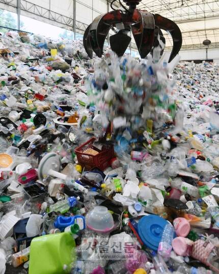 경기 김포에 있는 한 재생용 플라스틱 수거 업체에서 플라스틱 쓰레기를 집게차로 하역하고 있다.