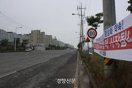 전북 군산시 현대중공업 군산조선소 앞 도로가 조선소 폐업 이후 차량 이동이 거의 보이지 않을 정도로 적막하게 변했다. 박용근 기자
