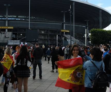 (파리=연합뉴스) 김용래 특파원 = 8일(현지시간) 파리 스타드 드 프랑스 앞에서 방탄소년단의 콘서트를 기다리며 스페인 국기를 몸에 두르고 즐거워하는 BTS의 스페인 청소년 팬과 엄마.