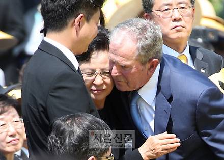 [서울포토] 권양숙 여사 위로하는 부시 전 미국 대통령