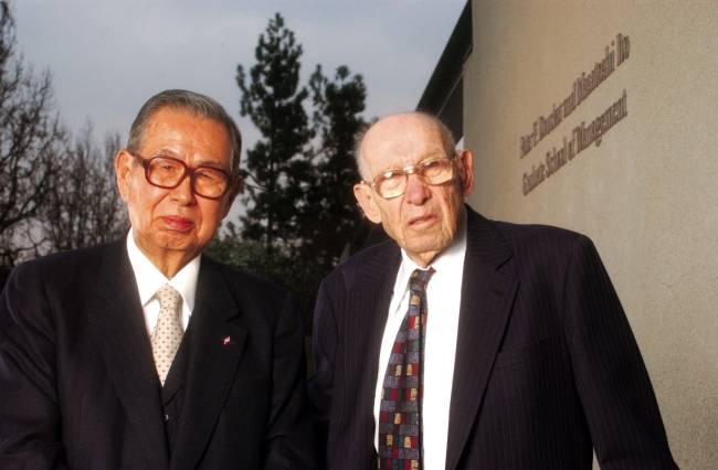 이토 마사토시(왼쪽)와 피터 드러커 교수