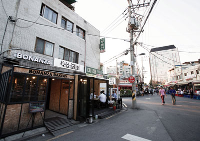 오래된 공장과 구멍가게, 부동산 공인중개사 등 옛 상권 사이에 공방과 전시공간, 현대적 카페 등이 속속 문을 열고 있는 서울 성수동 서울숲 근처 거리.