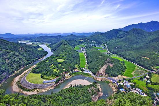 충북 영동 월류봉 한반도지형.
