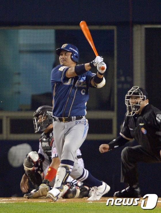 NC 다이노스 이호준이 18일 수원 kt 위즈전에서 역대 8번째로 통산 300홈런을 기록했다. © News1 이동원 기자